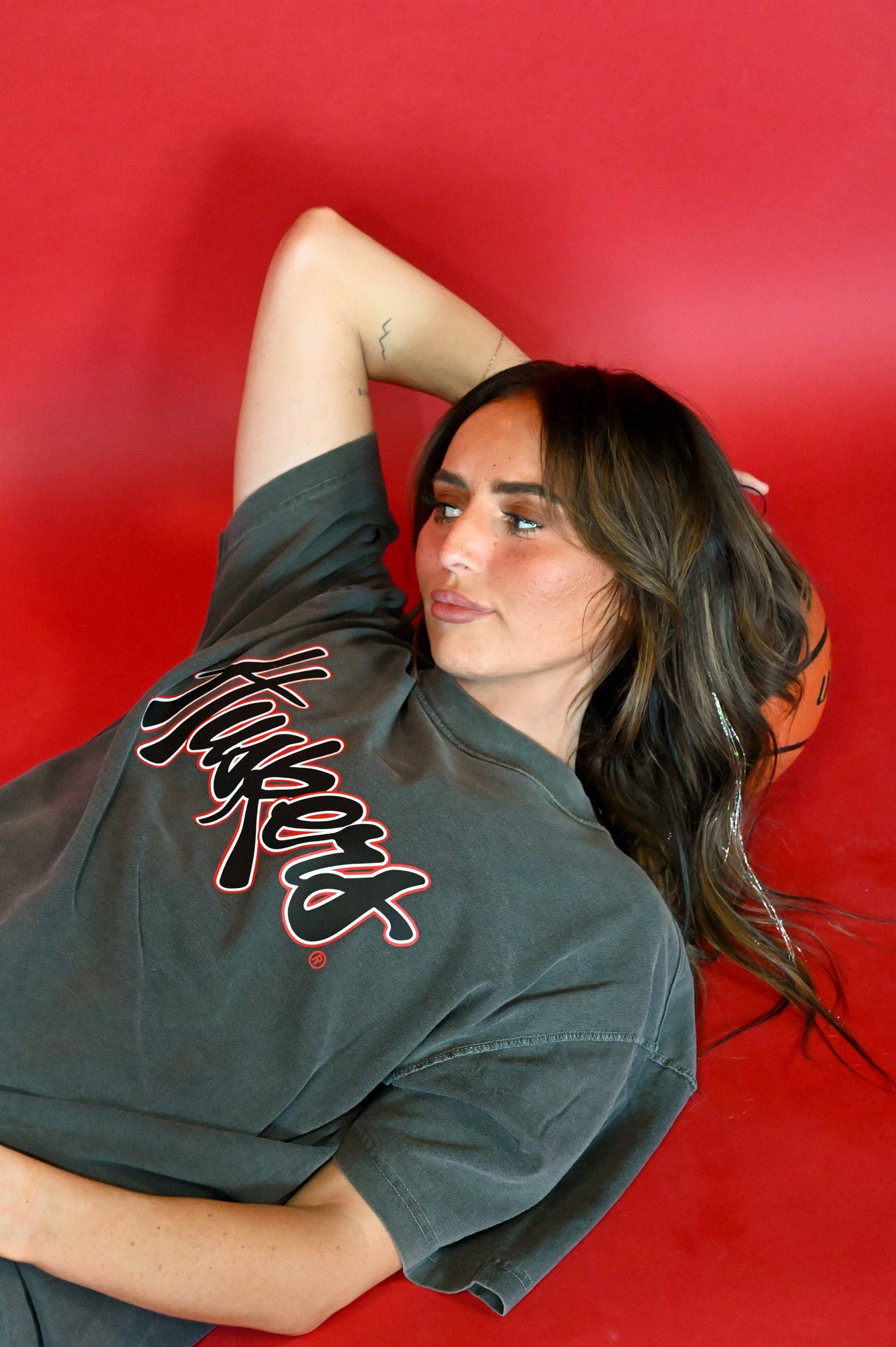 reverse hem nebraska huskers grey tee