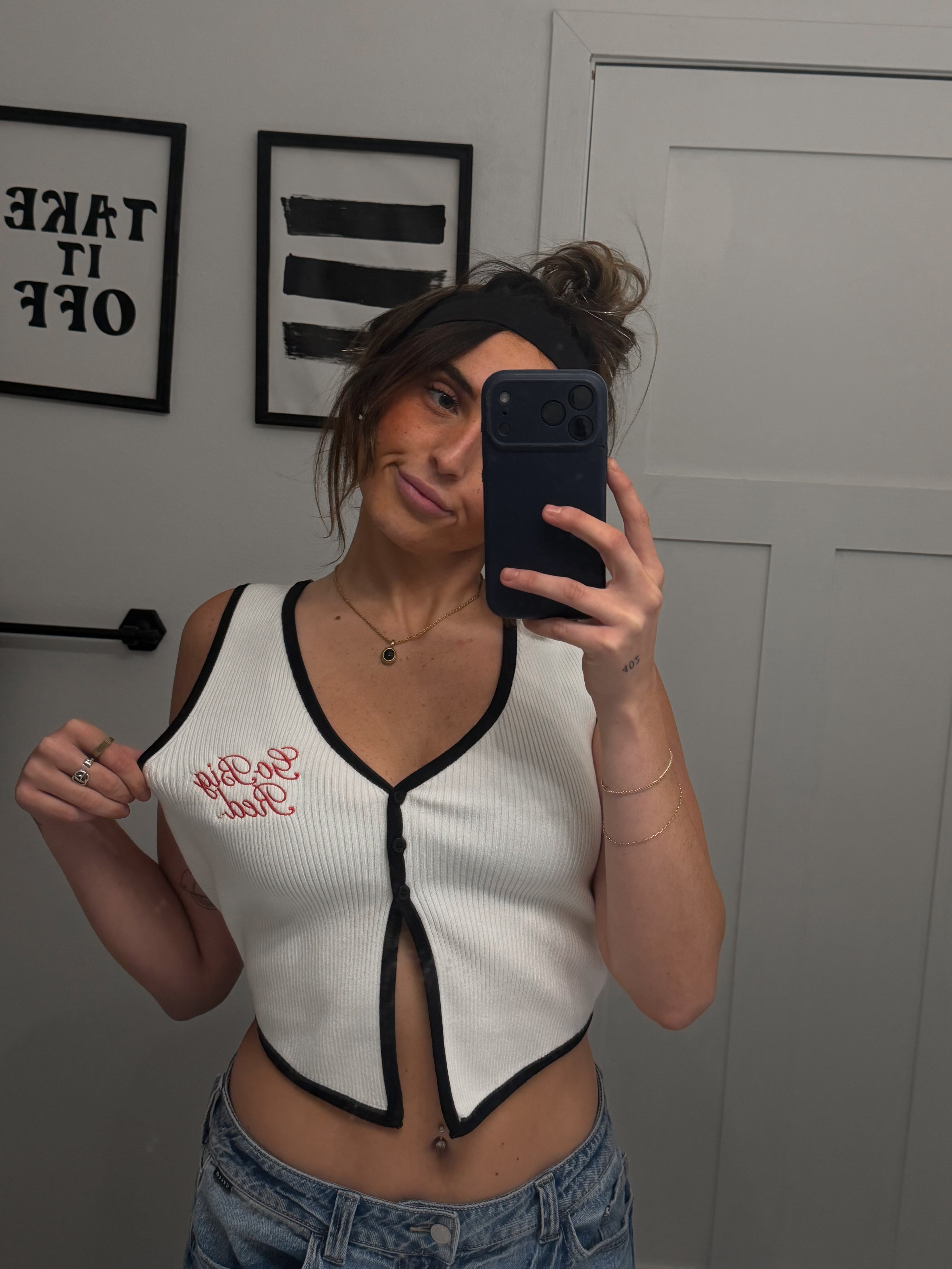 go big red embroidered sweater vest - white