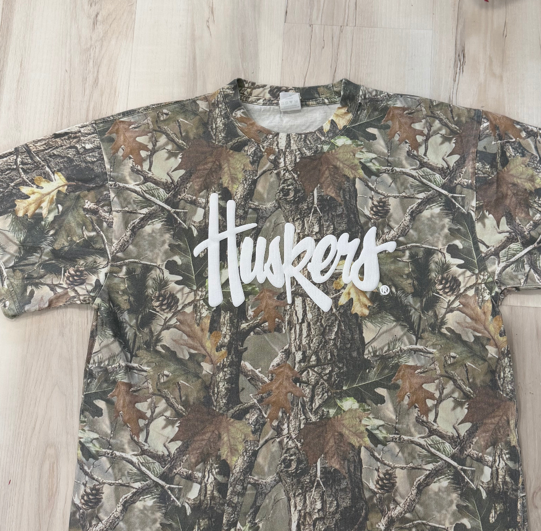 Huskers Tee - Med Camo